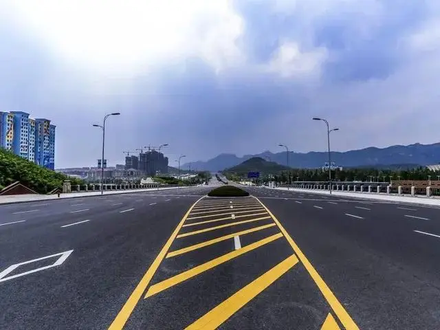 廠區(qū)內(nèi)部道路劃線